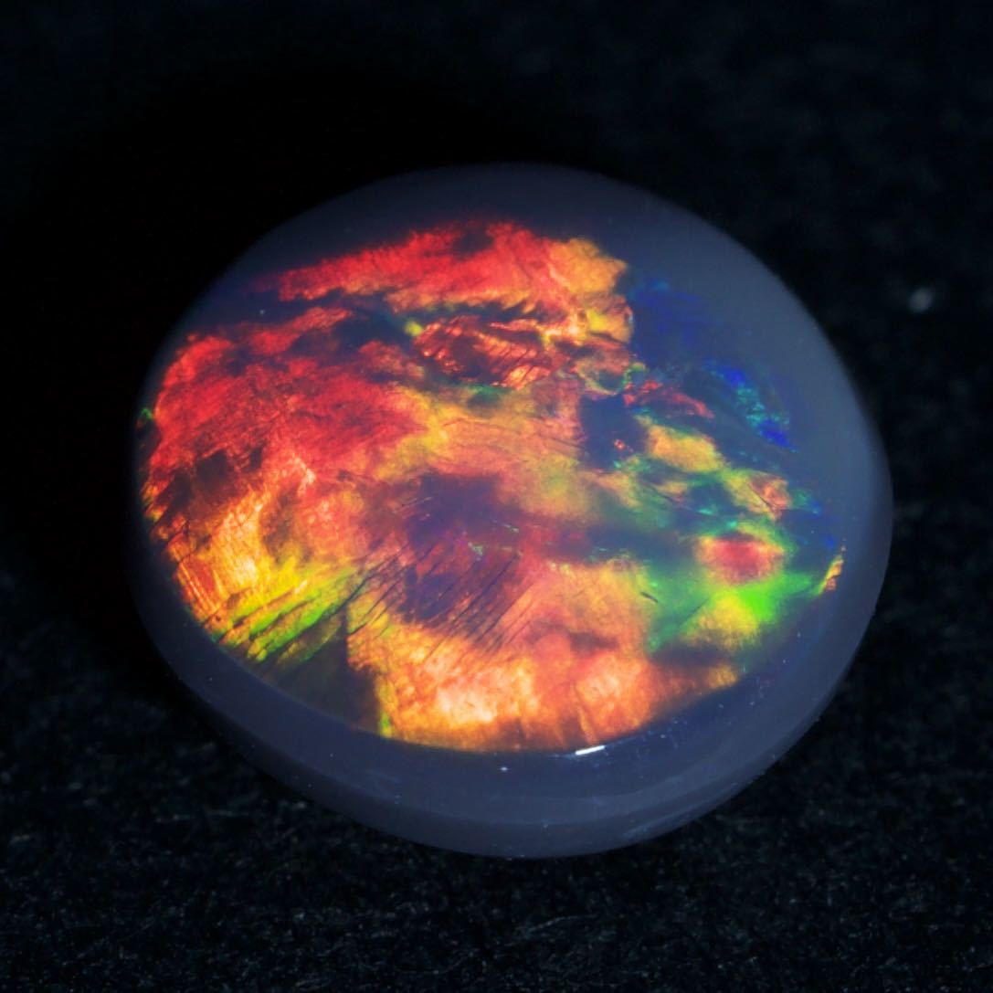  натуральный black opal / разрозненный / вес 0.80ct/ размер диаметр 6.6-6.7.x высота 2.9./ Австралия производство / натуральный опал / натуральный камень 