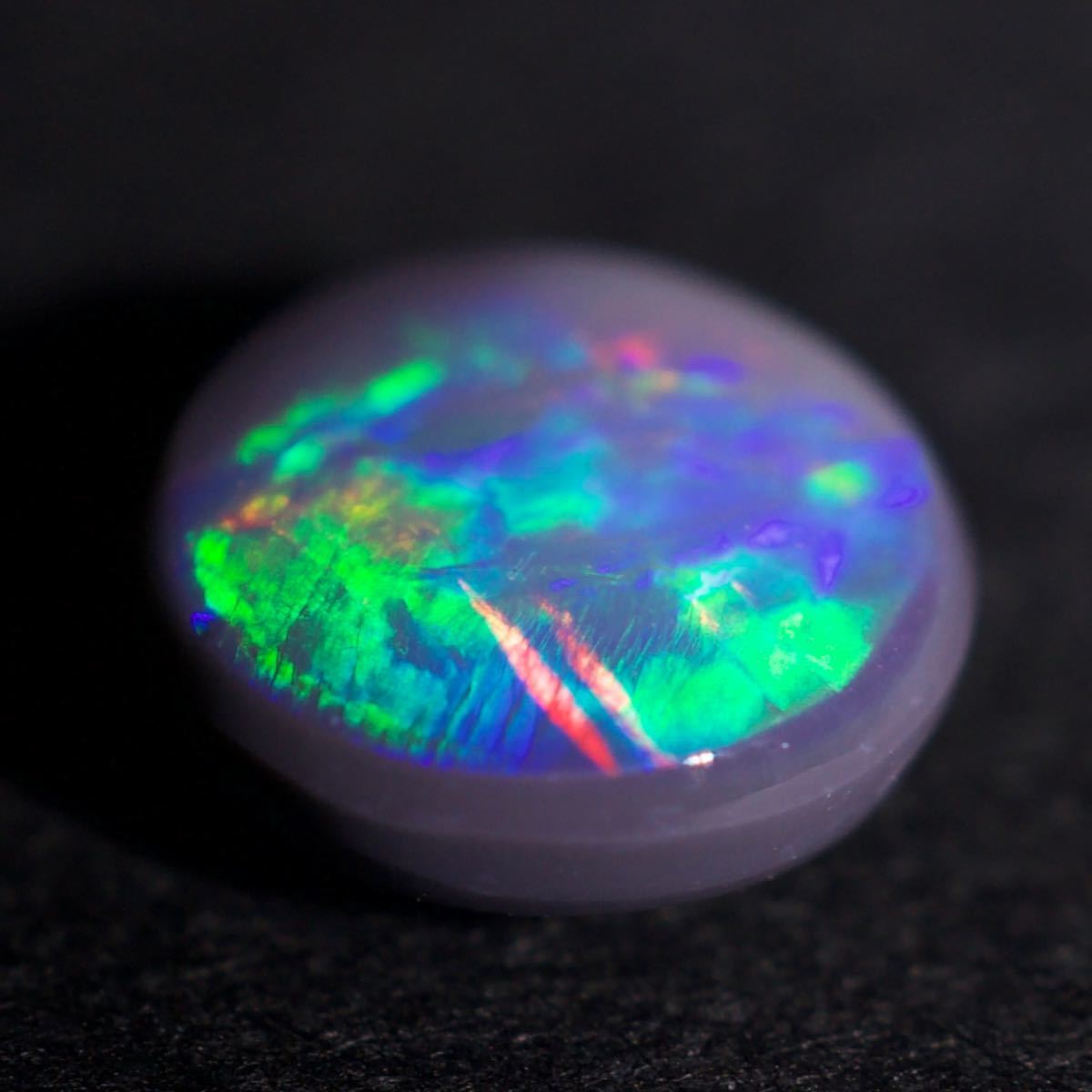  натуральный black opal / разрозненный / вес 0.80ct/ размер диаметр 6.6-6.7.x высота 2.9./ Австралия производство / натуральный опал / натуральный камень 