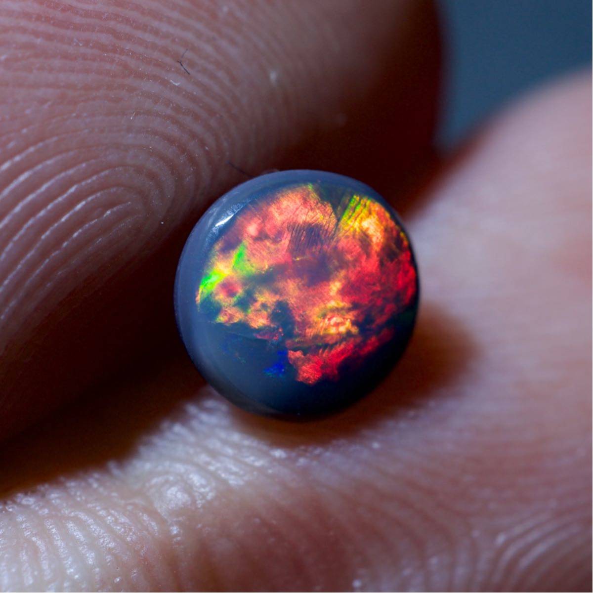  натуральный black opal / разрозненный / вес 0.80ct/ размер диаметр 6.6-6.7.x высота 2.9./ Австралия производство / натуральный опал / натуральный камень 