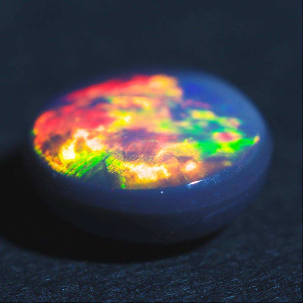  натуральный black opal / разрозненный / вес 0.80ct/ размер диаметр 6.6-6.7.x высота 2.9./ Австралия производство / натуральный опал / натуральный камень 