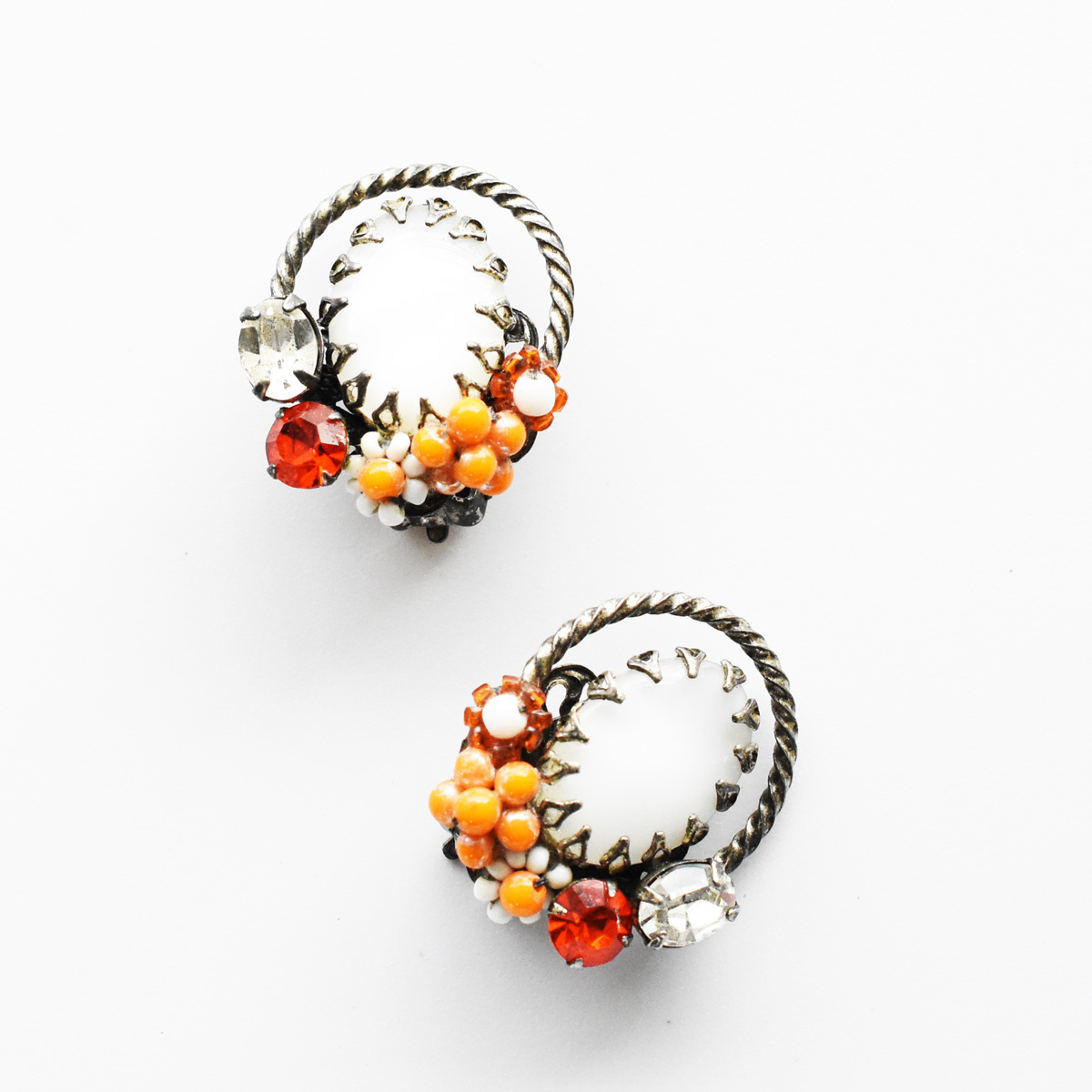 Robert vintage 1950s’ white×orange rhinestone flowermotif clip earringsの画像3