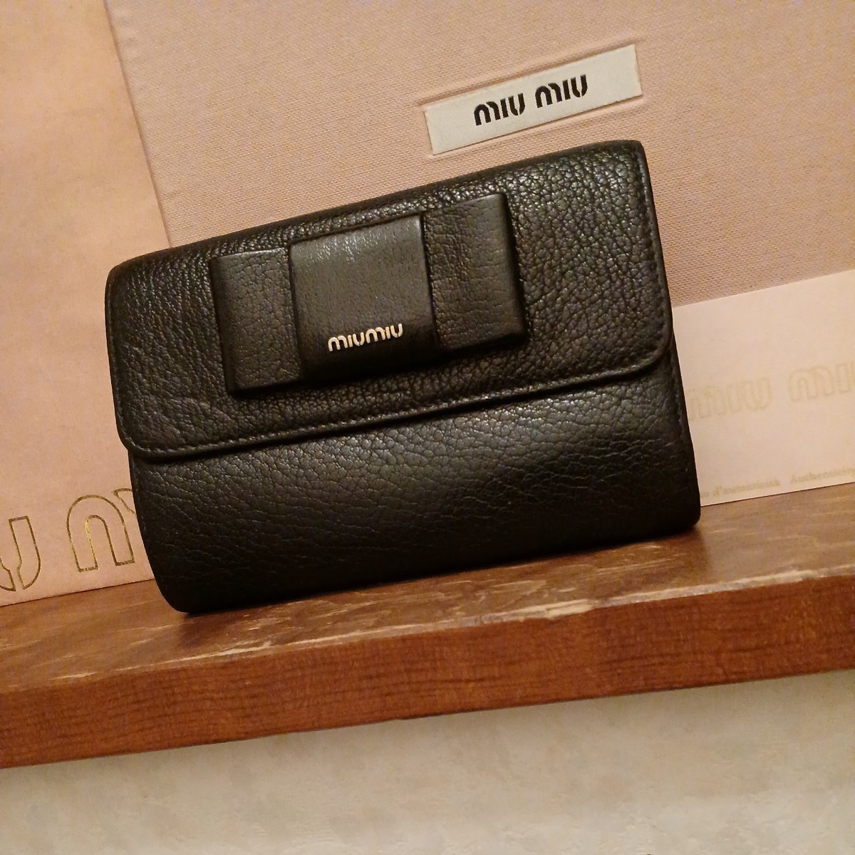 美品 定価7.6万円ミュウミュウmiu  miuマドラスMADRASリボン三つ折り財布ブラック黒×ピンクベージュ高級Italy製コンパクトウォレット5ML225