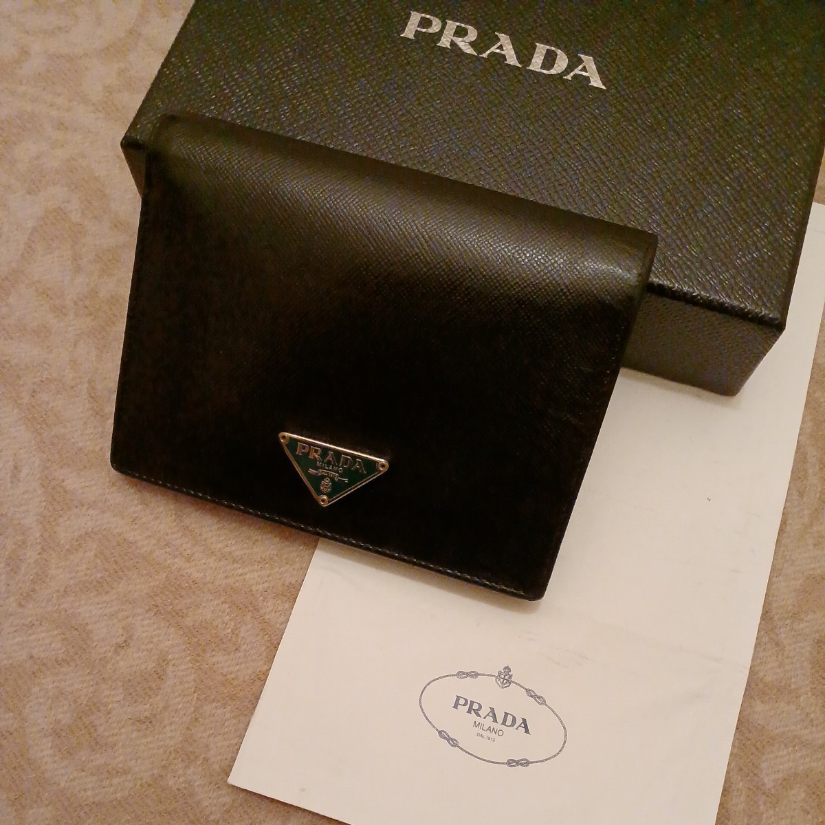 極美品 PRADAプラダSAFFIANO三角ロゴプレート 二つ折り財布サフィアーノレザー黒ブラック×グリーン高級Italy製コンパクトウォレット M505A