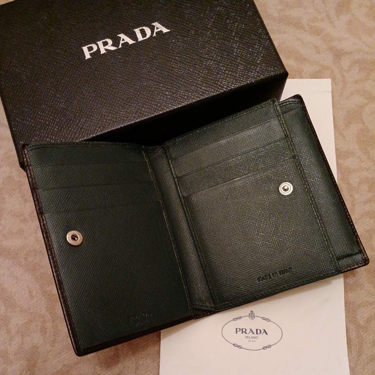 極美品 PRADAプラダSAFFIANO三角ロゴプレート 二つ折り財布 極美品 PRADAプラダSAFFIANO三角ロゴプレート 二つ折り財布