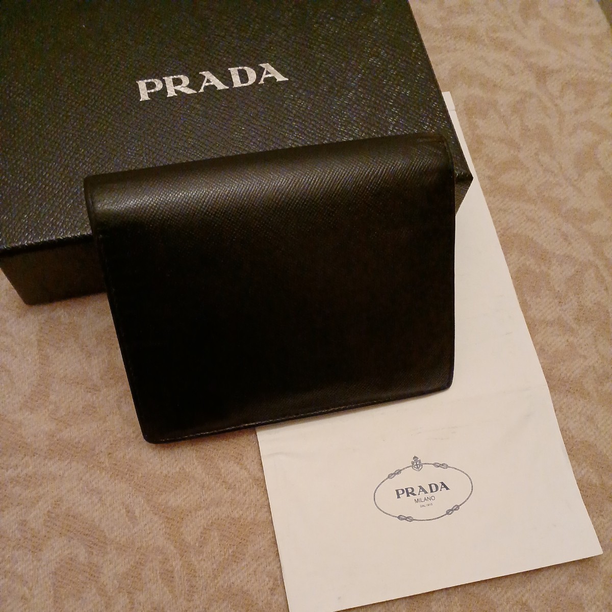 極美品 PRADAプラダSAFFIANO三角ロゴプレート 二つ折り財布