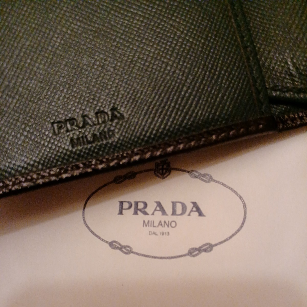 極美品 PRADAプラダSAFFIANO三角ロゴプレート 二つ折り財布 極美品 PRADAプラダSAFFIANO三角ロゴプレート 二つ折り財布