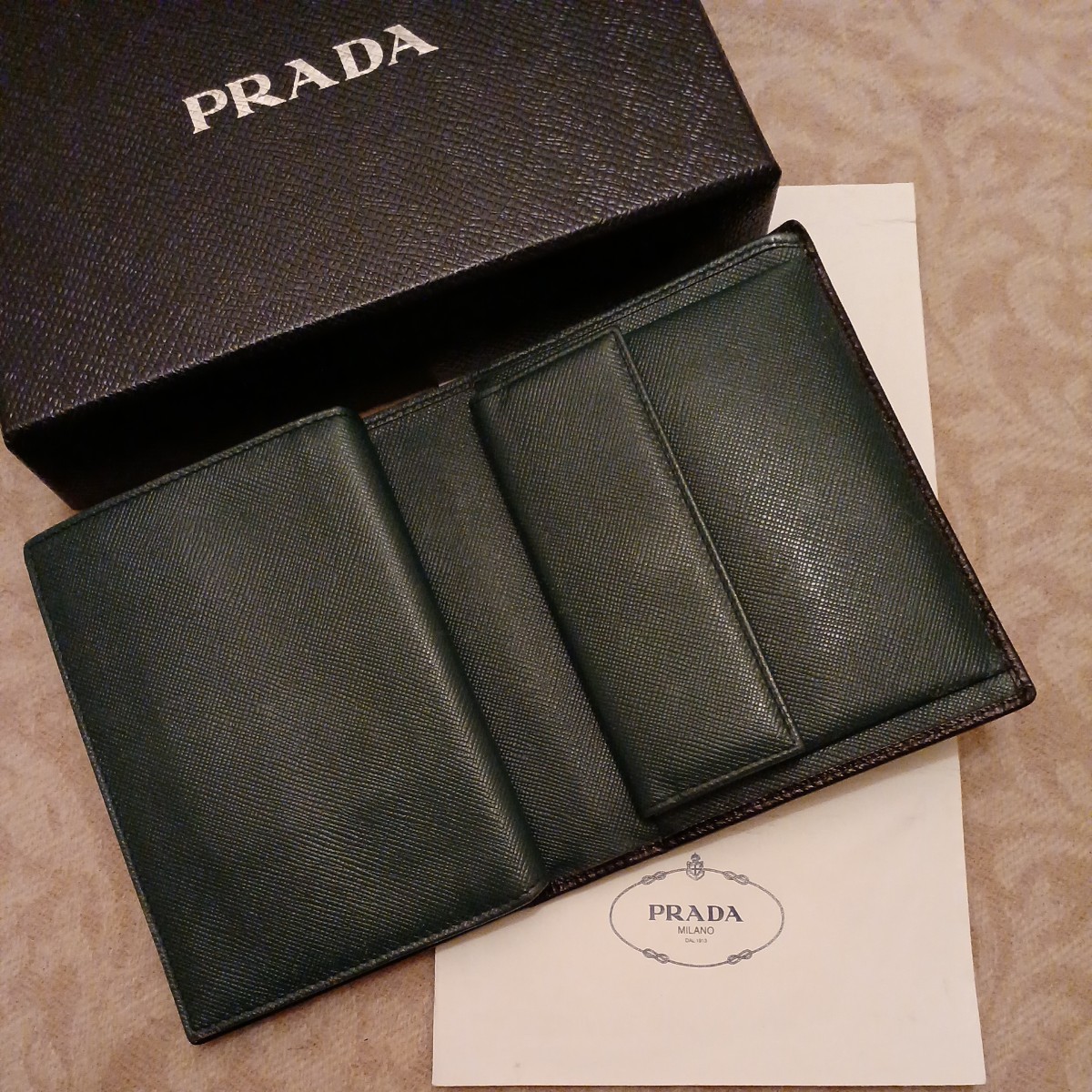 極美品 PRADAプラダSAFFIANO三角ロゴプレート 二つ折り財布 極美品 PRADAプラダSAFFIANO三角ロゴプレート 二つ折り財布