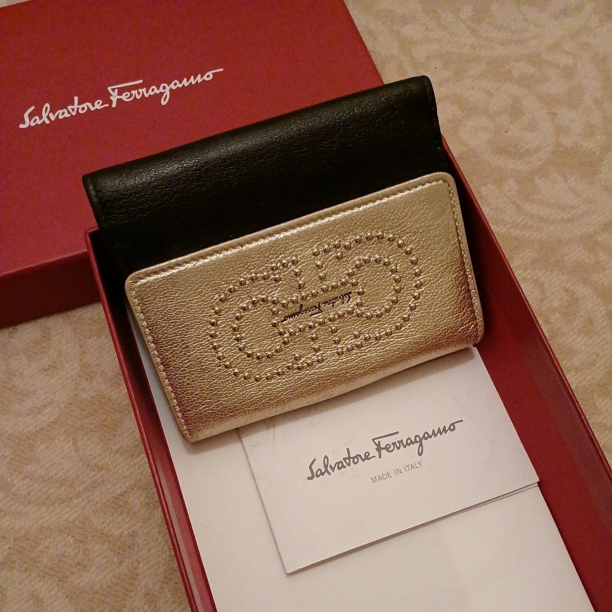 極美品フェラガモSalvatore FerragamoガンチーニJP22  6815二つ折り財布シャンパンゴールド×黒ブラック高級Italy製コンパクトウォレット 箱