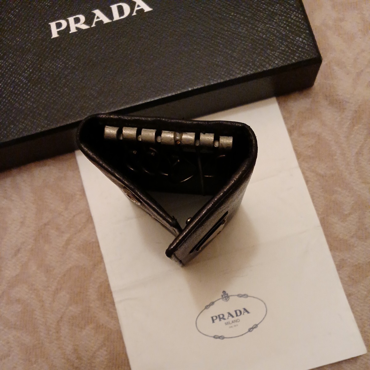 美品 PRADAプラダSAFFIANO三角ロゴプレート 高級Italy製メンズ6連キーケース極上サフィアーノレザー黒ブラック×シルバー金具 NERO M222A