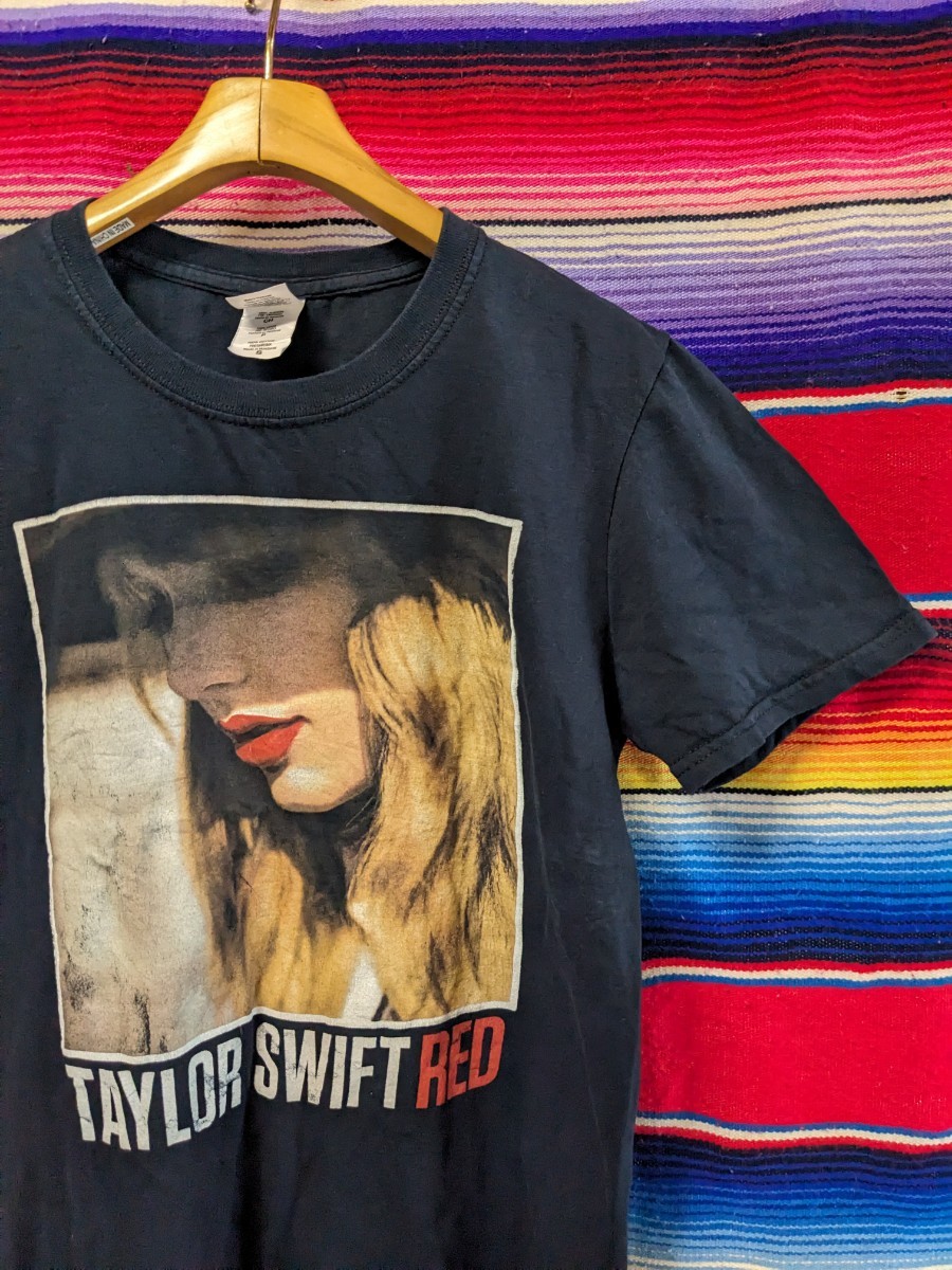 GILDAN ギルダン TAYLOR SWIFT PRINT TEE テイラースウィフトプリントTシャツ 半袖Tシャツ 黒 ブラック RED バンドT_画像1