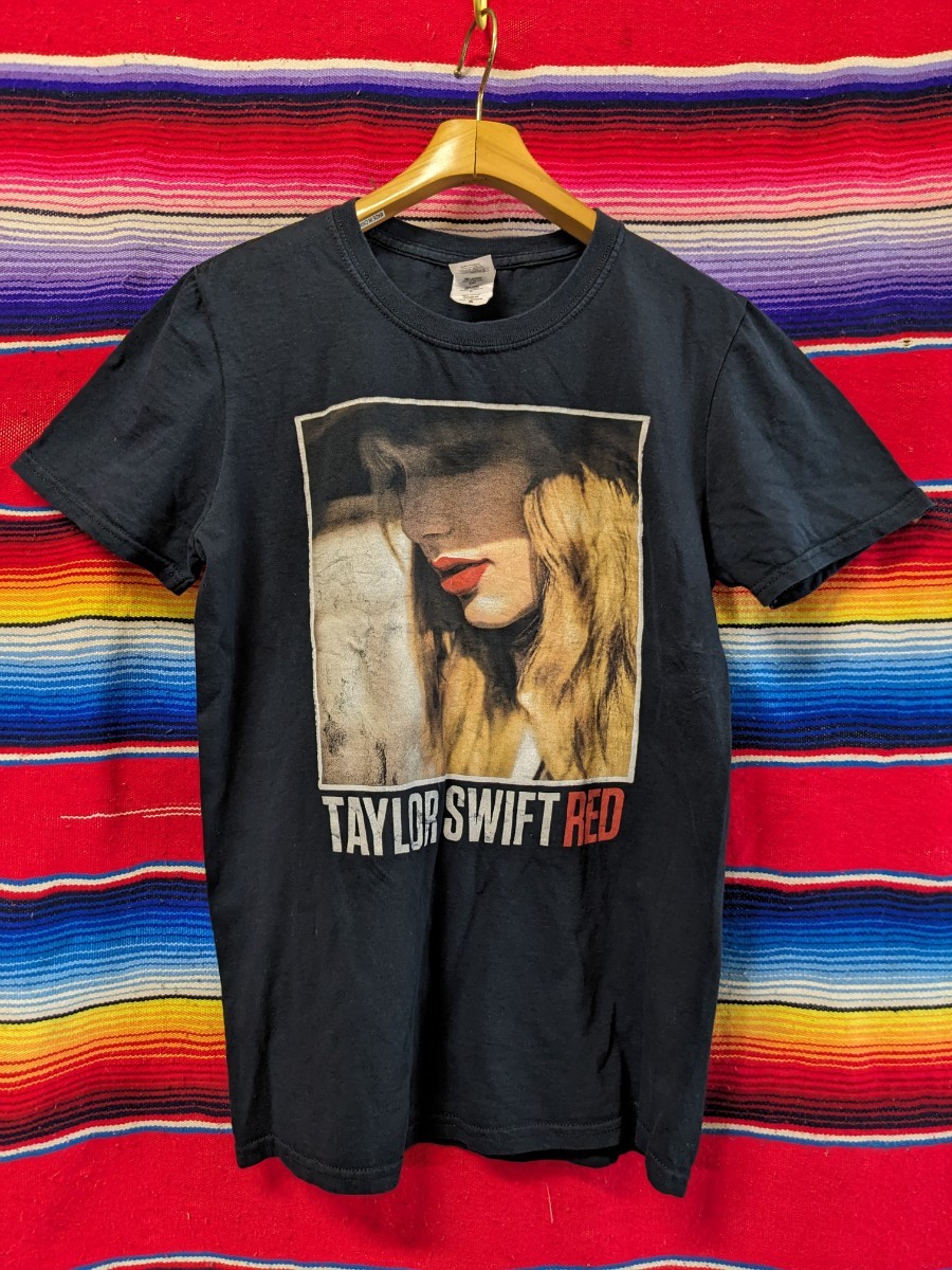 GILDAN ギルダン TAYLOR SWIFT PRINT TEE テイラースウィフトプリントTシャツ 半袖Tシャツ 黒 ブラック RED バンドT_画像2