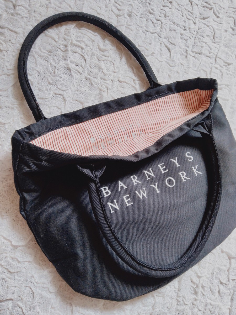 未使用*BARNEYS NEW YORK*バーニーズ ニューヨーク*キャンバストートバッグ*ランチトート*黒*ブラック*内側赤ストライプ*布製*ロゴ