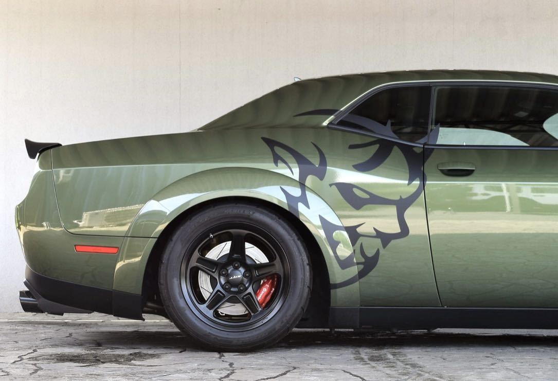 未使用品 ダッジ チャレンジャー SRT デーモン クオーターウインドウ用デカール 左右セット 2018年式向け Dodge Challenger ブラック_貼り付けイメージ