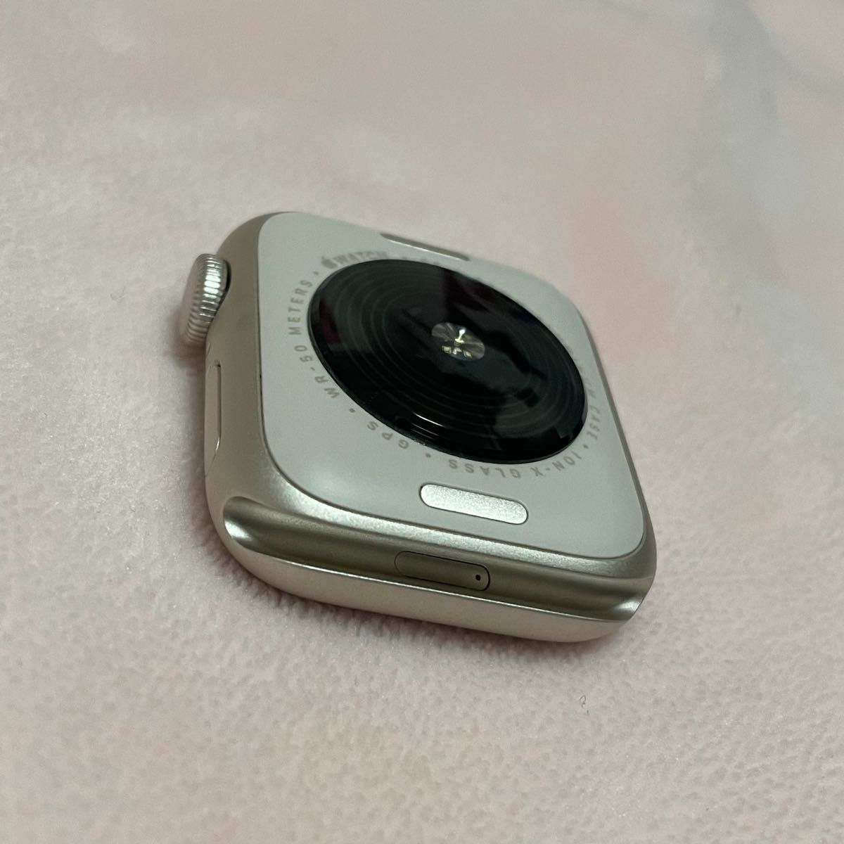 Apple Watch SE（GPSモデル） 40mm スターライトアルミニウムケースとスターライトスポーツバンド レギュラー