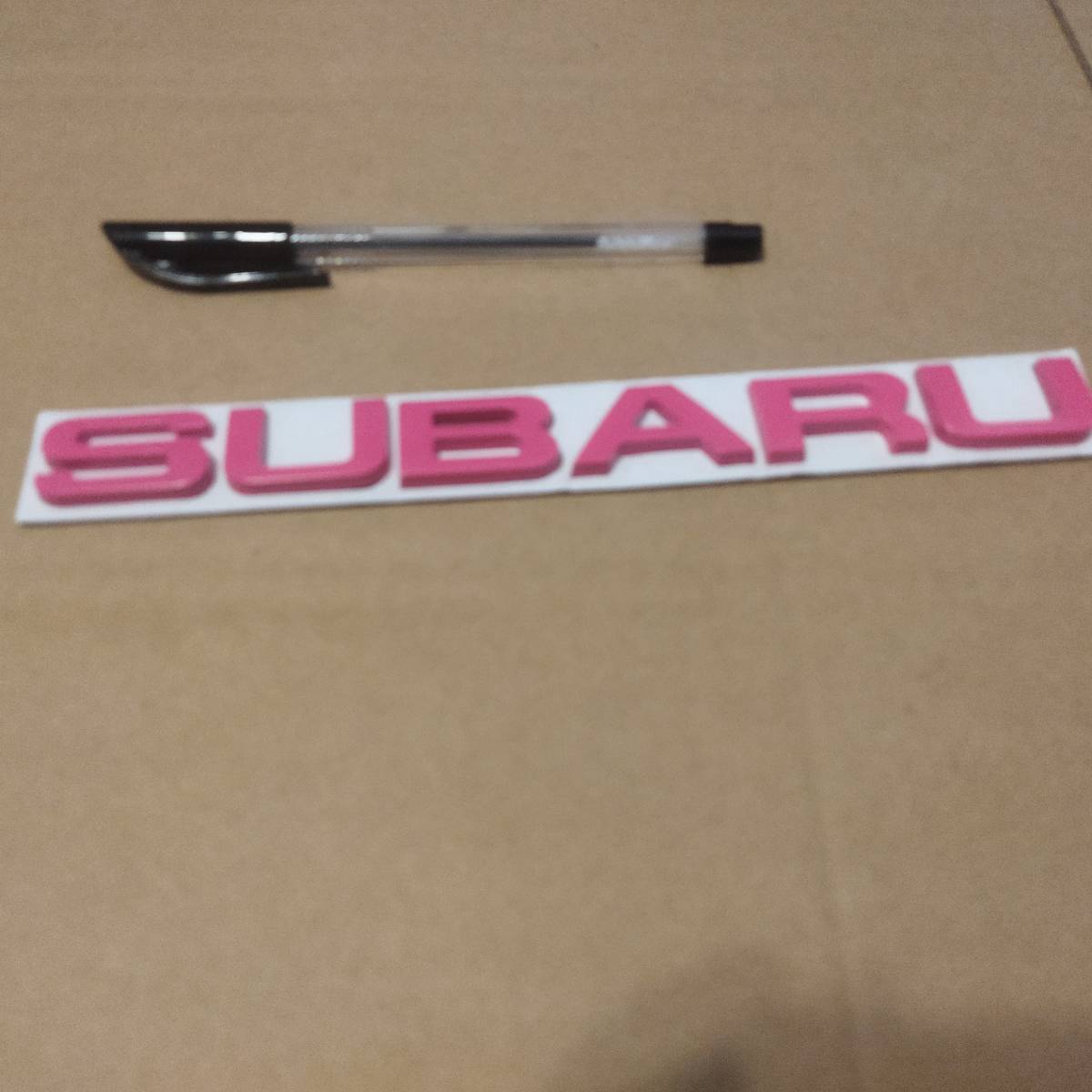 【送料無料】SUBARU エンブレム ピンク 横21.5cm×縦3cm×厚さ5mm ①　スバル SUBARU 金属製_画像1