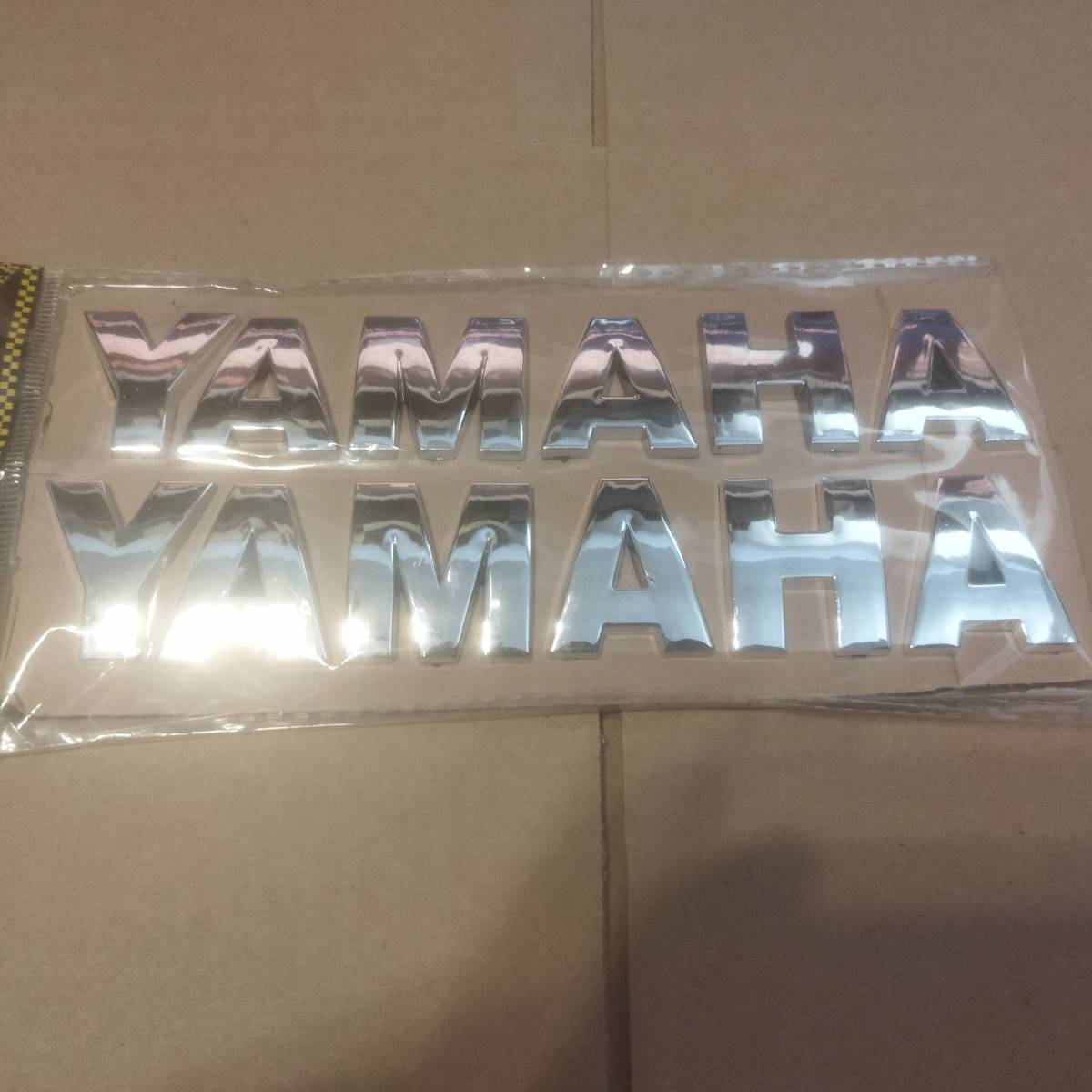 【送料無料】YAMAHA(ヤマハ) 3Dエンブレム 2枚組　メッキシルバー 横18.2cm×縦8.8cm×厚さ4mm ①_画像1