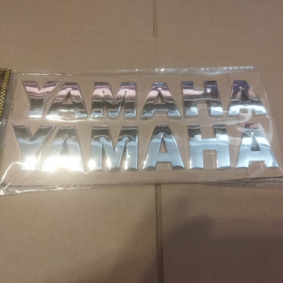 【送料無料】YAMAHA(ヤマハ) 3Dエンブレム 2枚組　メッキシルバー 横18.2cm×縦8.8cm×厚さ4mm ⑥_画像1
