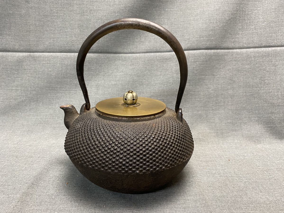 非常に高い品質 M8132【旧家蔵出】龍文堂造 鉄瓶 霰紋 銅蓋 茶道具