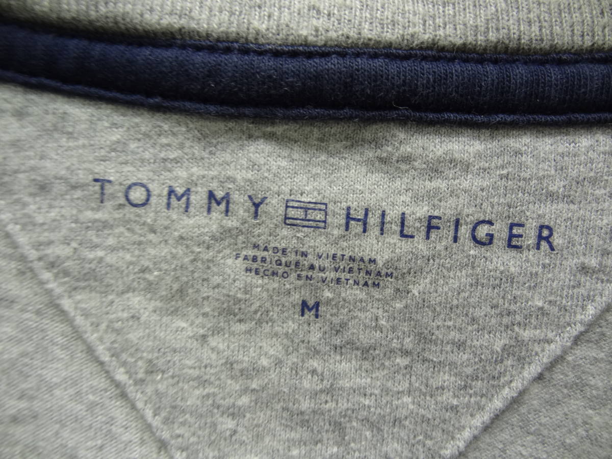 全国送料無料 トミーヒルフィガー TOMMY HILFIGER メンズ 胸刺繍ロゴ入り杢グレー色 綿100%素材 長袖Tシャツ Mサイズ_画像2