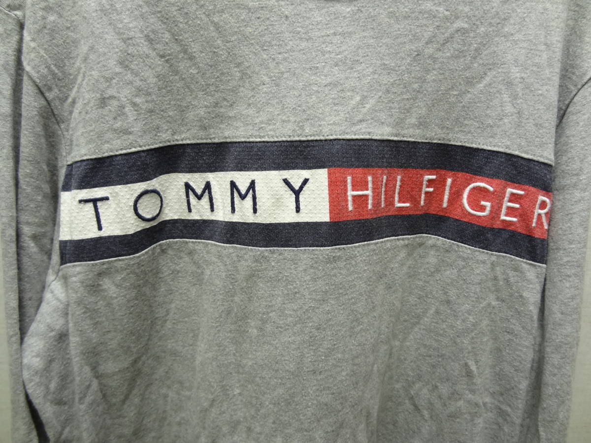 全国送料無料 トミーヒルフィガー TOMMY HILFIGER メンズ 胸刺繍ロゴ入り杢グレー色 綿100%素材 長袖Tシャツ Mサイズ_画像4