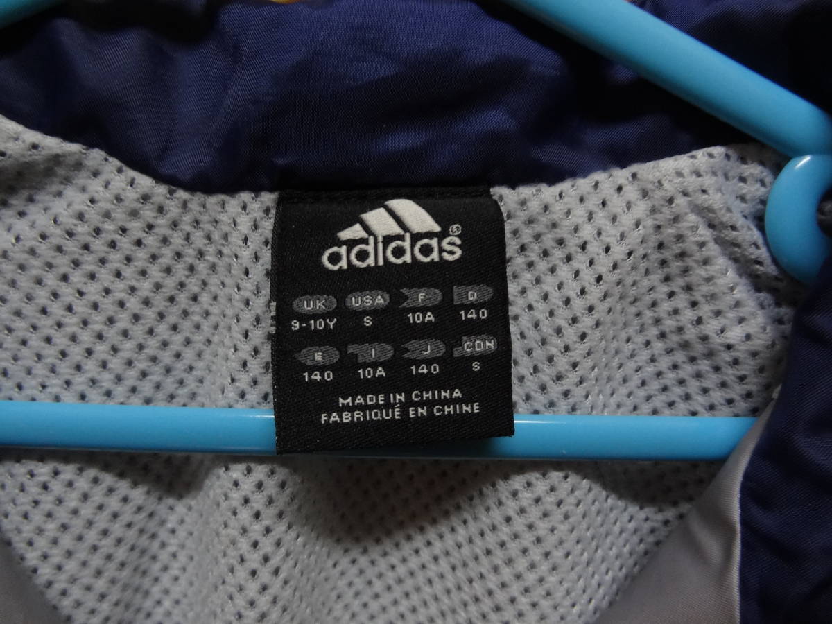 全国送料無料 アディダス adidas 子供服キッズ男＆女の子ポリエステル100%裏メッシュグレーX紺サッカー等スポーツウインドブレーカー140_画像2