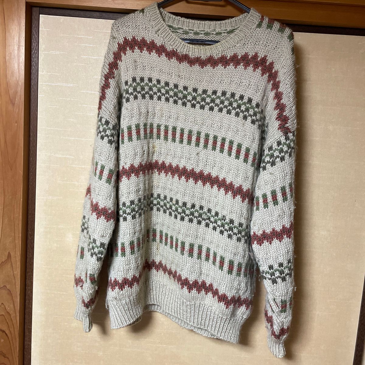 売れたかうちんと、同じ寸法で、同じ人が、半年かけて制作。手編みの柄が他にない、ベージュ、茶系ベースの極太毛糸のまる首ニットセーター