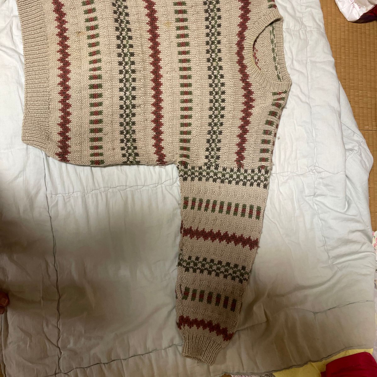 売れたかうちんと、同じ寸法で、同じ人が、半年かけて制作。手編みの柄が他にない、ベージュ、茶系ベースの極太毛糸のまる首ニットセーター