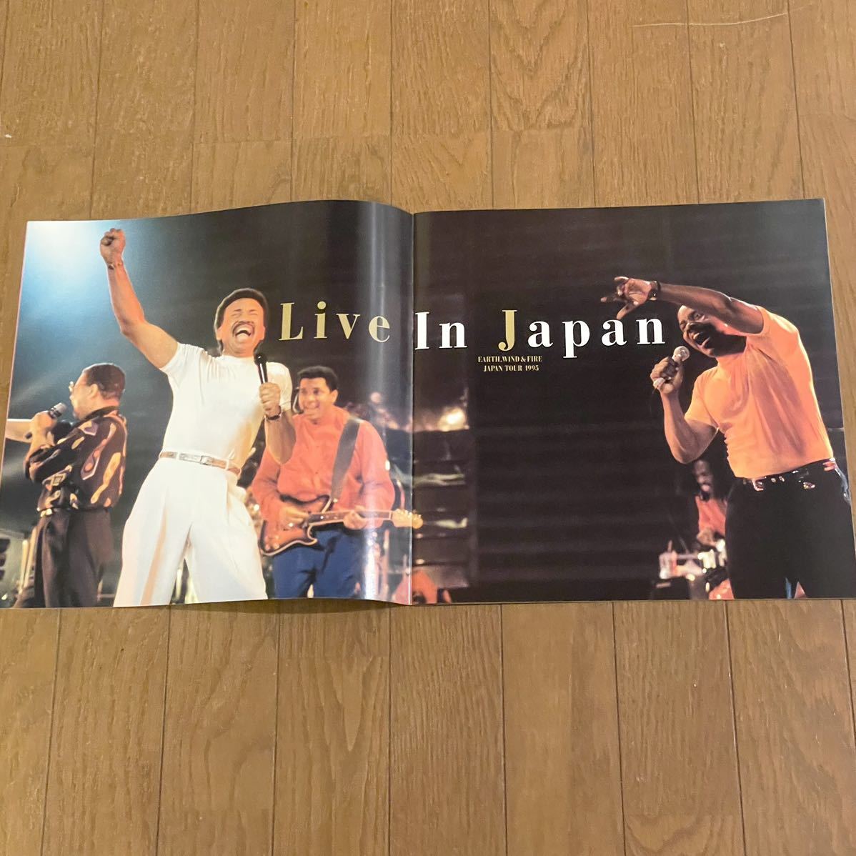 超美品 アース、ウインド＆ファイア コンサート パンフレット JAPAN TOUR 1995 SIZE 30.0×30.0 チケット半券付 EARTH, WIND & FIRE ライブ_画像4