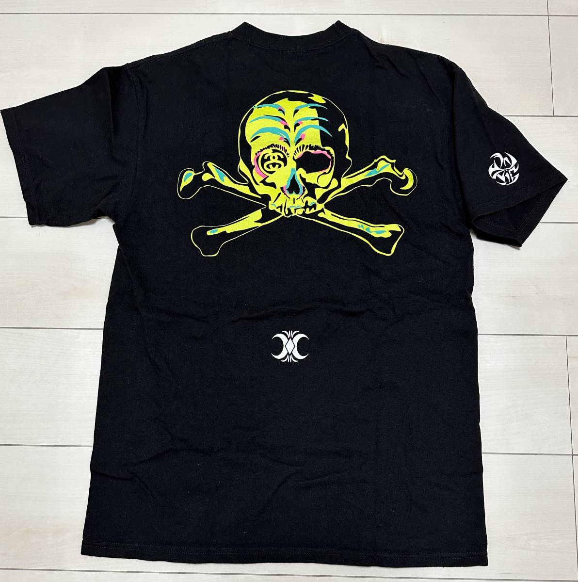 STUSSY × NEXUS7 コラボ DAY OF SKULL Tee 黒×黄 Mサイズ STUSSY × NEXUS7 コラボ DAY OF SKULL Tee 黒×黄 Mサイズ