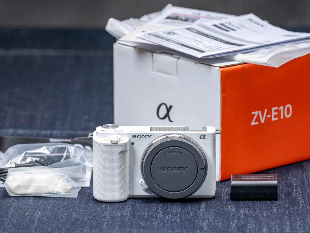 sony ZV-E10 W ホワイト 中古 美品 人気の白です。(ソニー)｜売買され