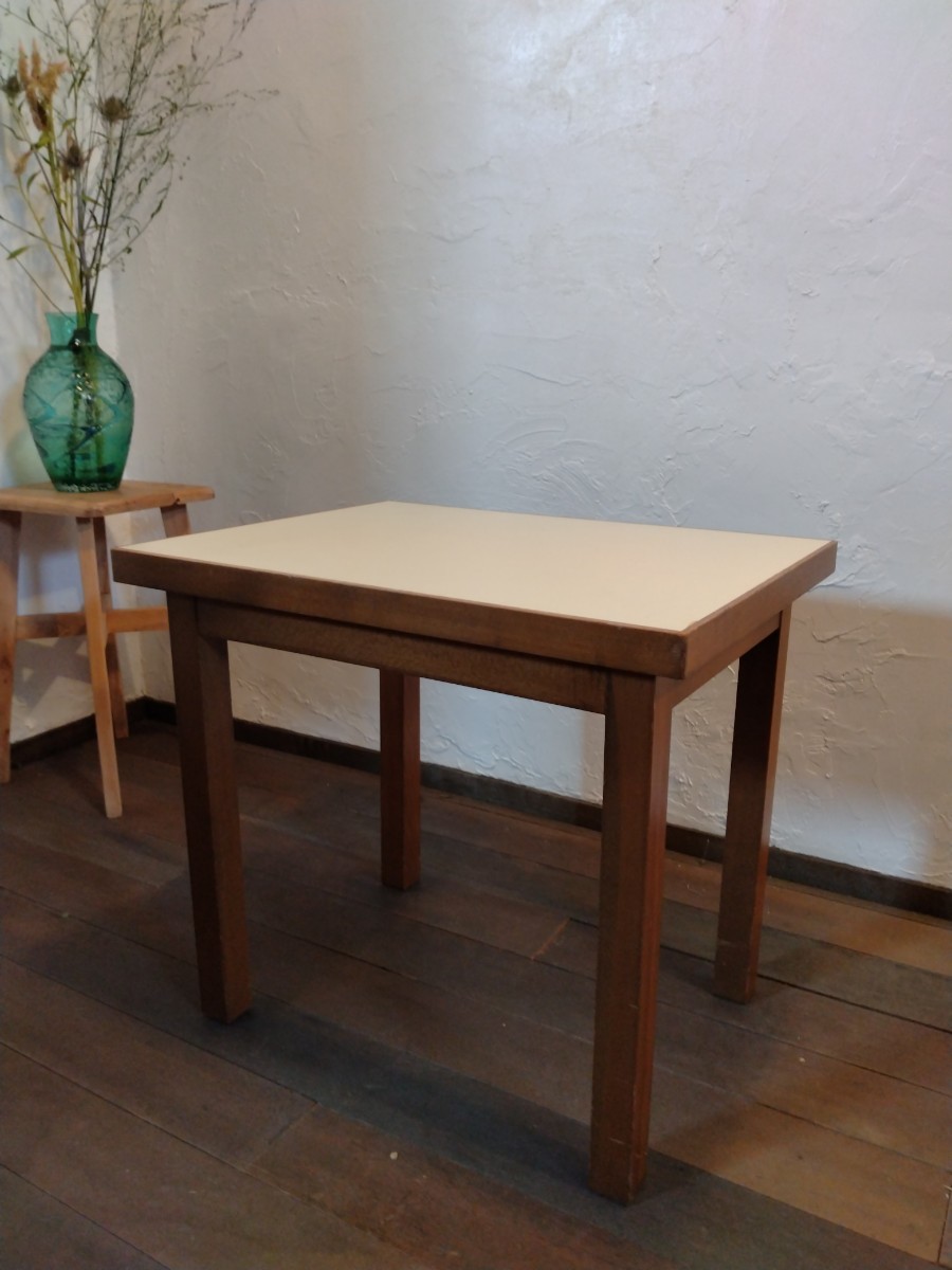 0905-6 小さめのナラ材で造られたサイドテーブル② 幅約52cm 奥行約40cm 高さ約47cm