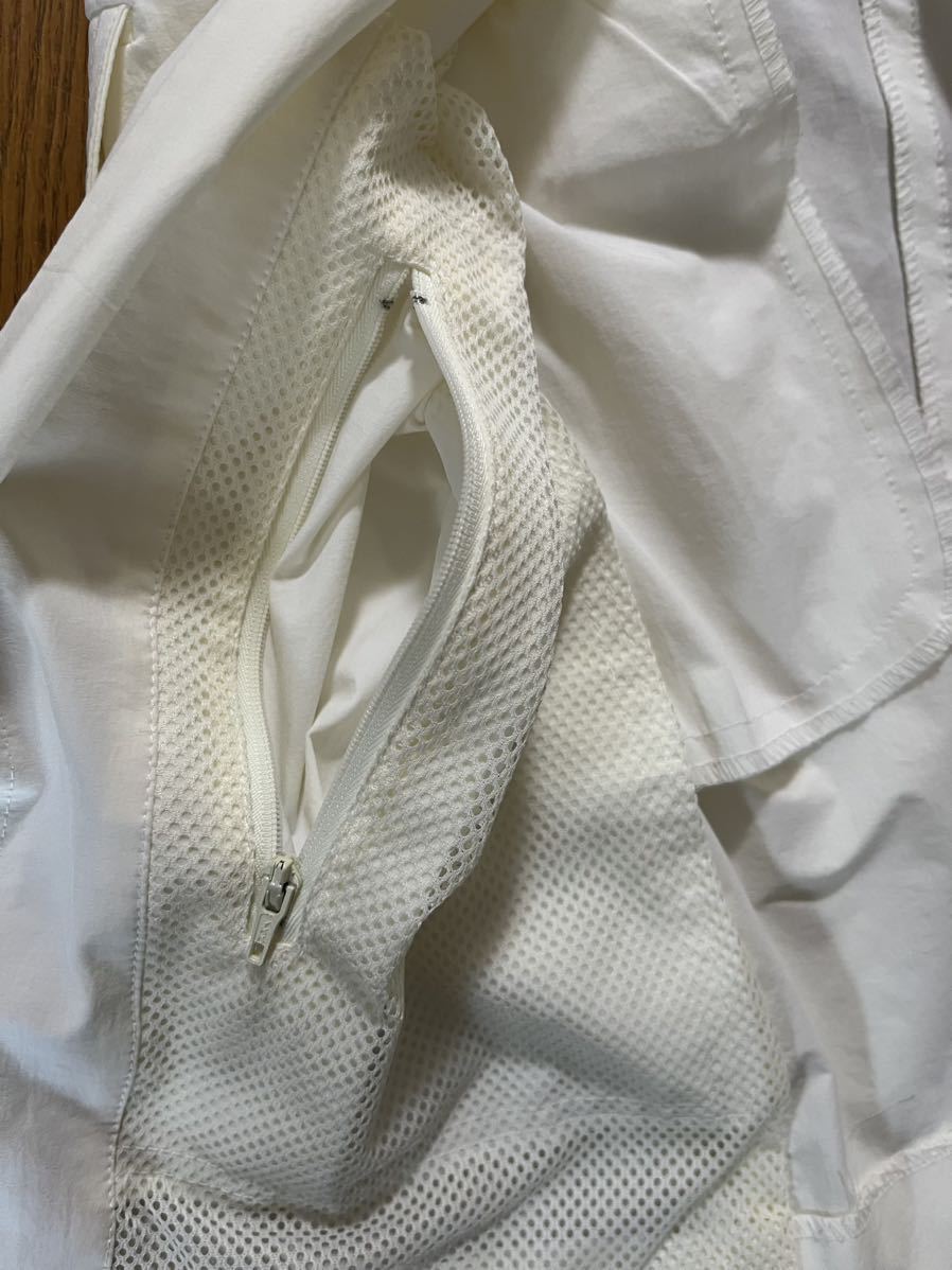 長袖レインコート、オフホワイト色、Mサイズ、前開きボタン、裏メッシュ部分あり、外ポケット&内側に隠れポケット、used、襟に薄い汚れ_画像8