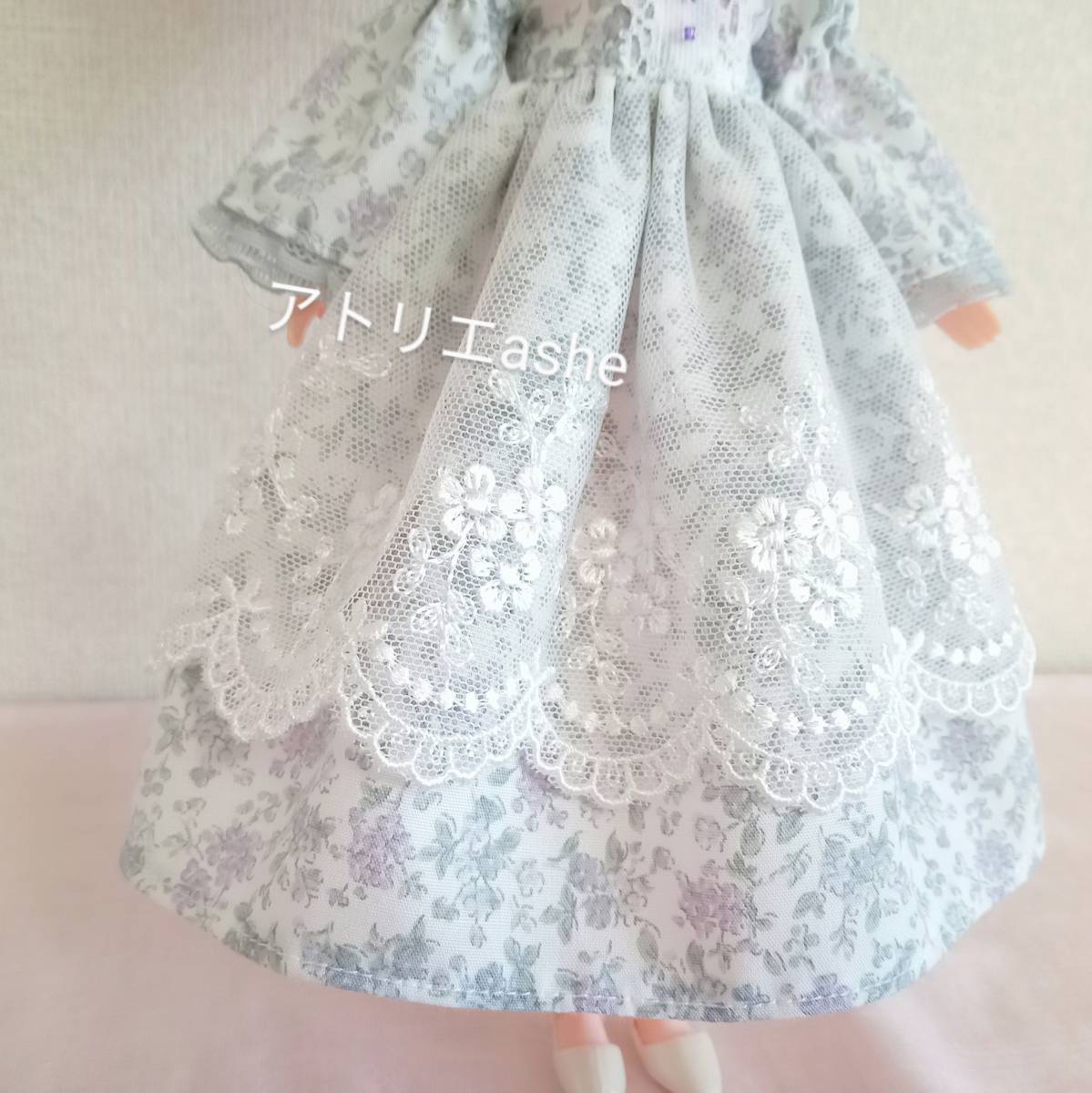 送料無料！ ハンドメイド ネオブライス・リカちゃんの服「クロスリボンの花柄ワンピース（くすみカラー）」ブライス 服 ワンピース ドレス_画像5