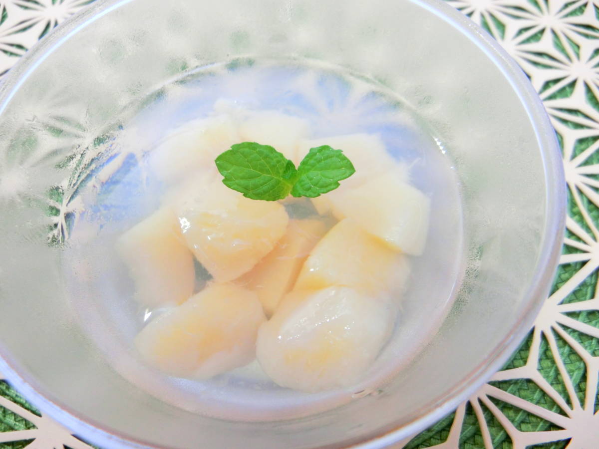 冷凍白桃カット＆ソース 1P 300g 生鮮のようなフレッシュな白桃に仕上げました。_甘くてフルーティーな冷凍果実です！
