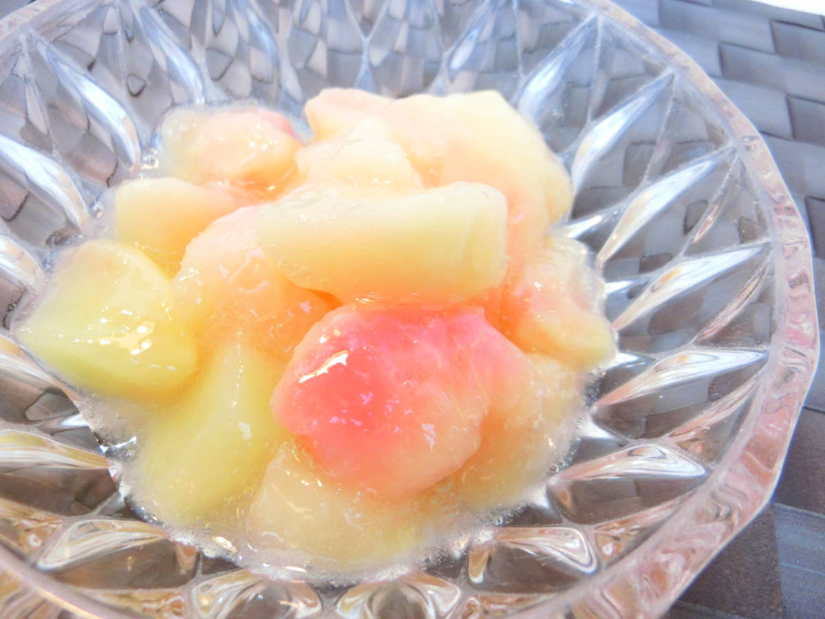 冷凍白桃カット＆ソース 1P 300g 生鮮のようなフレッシュな白桃に仕上げました。_フレッシュ感あふれる白桃カットです