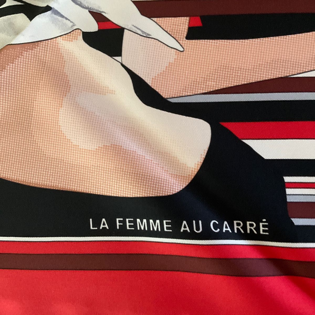 エルメスHERMES カレトライアングル LA FEMME AU CARRE