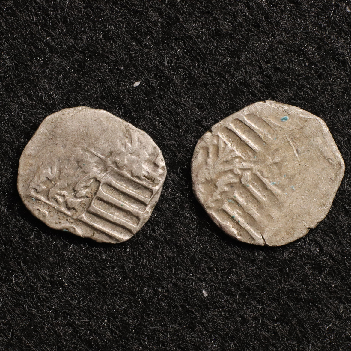 ハンガリー ジギスムント時代 Parvus小型銀貨（1387-1427）2個セット[E442]コイン_画像2