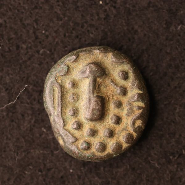古代インド チャウルキヤ朝「ガッドヘイヤ・パイサ」銅貨（800-950年前後）[E2535] コイン_画像1