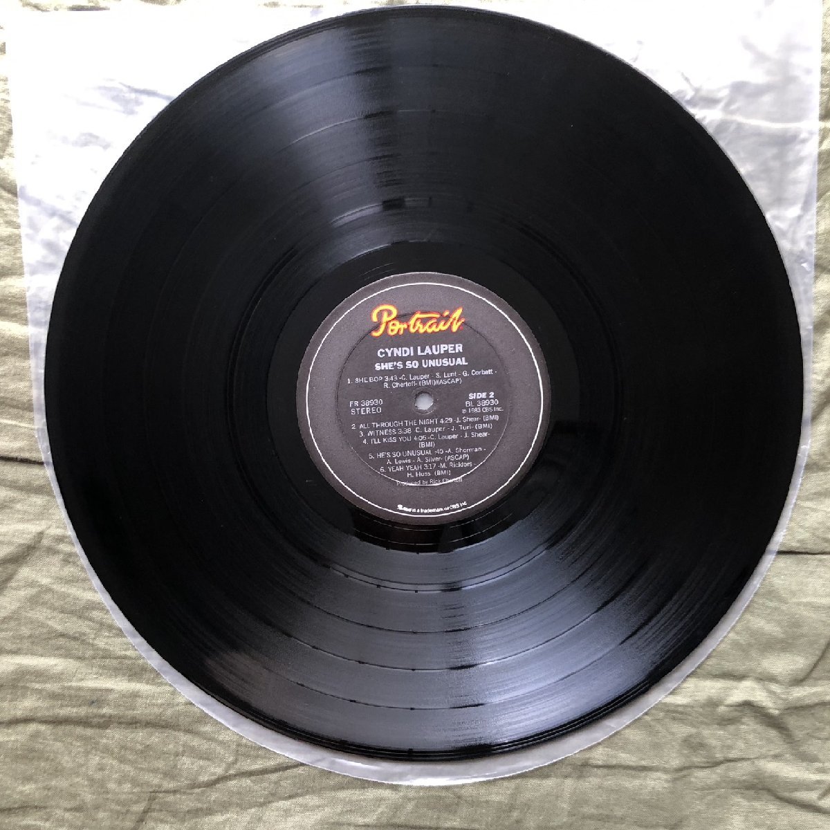 良盤 良ジャケ 1983年 FR38930 米国オリジナルリリース盤 シンディ・ローパー Cyndi Lauper LPレコード N.Y.ダンステリア She's So Unusual_画像9