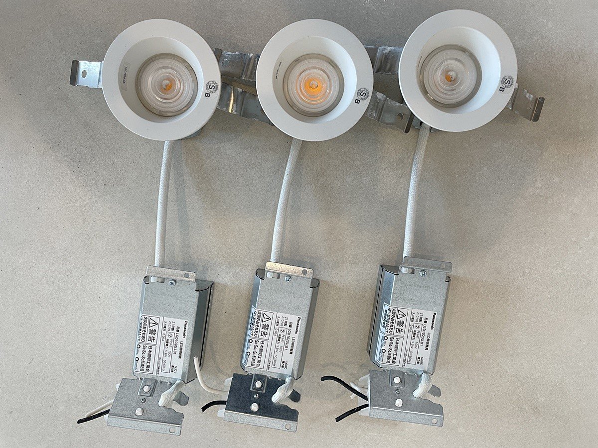【大阪】Panasonic パナソニック LED照明器具 3個 ダウンライト/天井埋込型/LGD1020LLB1/2021年製/通電済/モデルルーム設置品【RN0617-1】_画像1