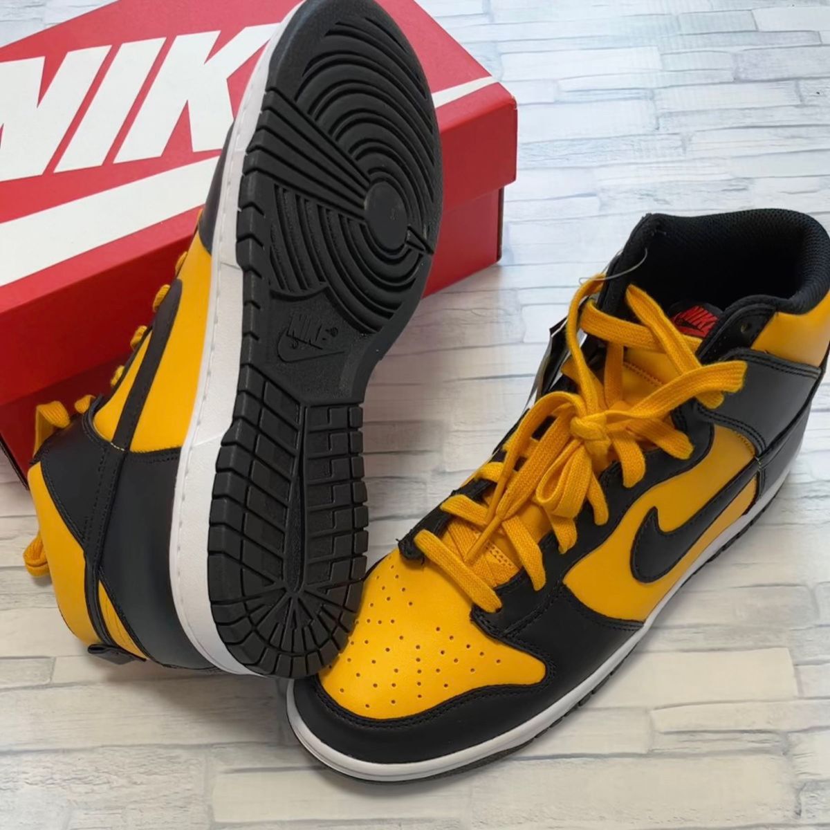 ナイキ ダンク ハイ レトロ NIKE DUNK HIGH RETRO ユニバーシティゴールド アイオワ リバース 黒黄 新品