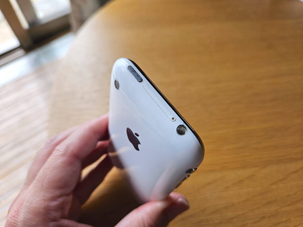 Apple iPhone 3GS 16GB  белый   белый MC132J/A