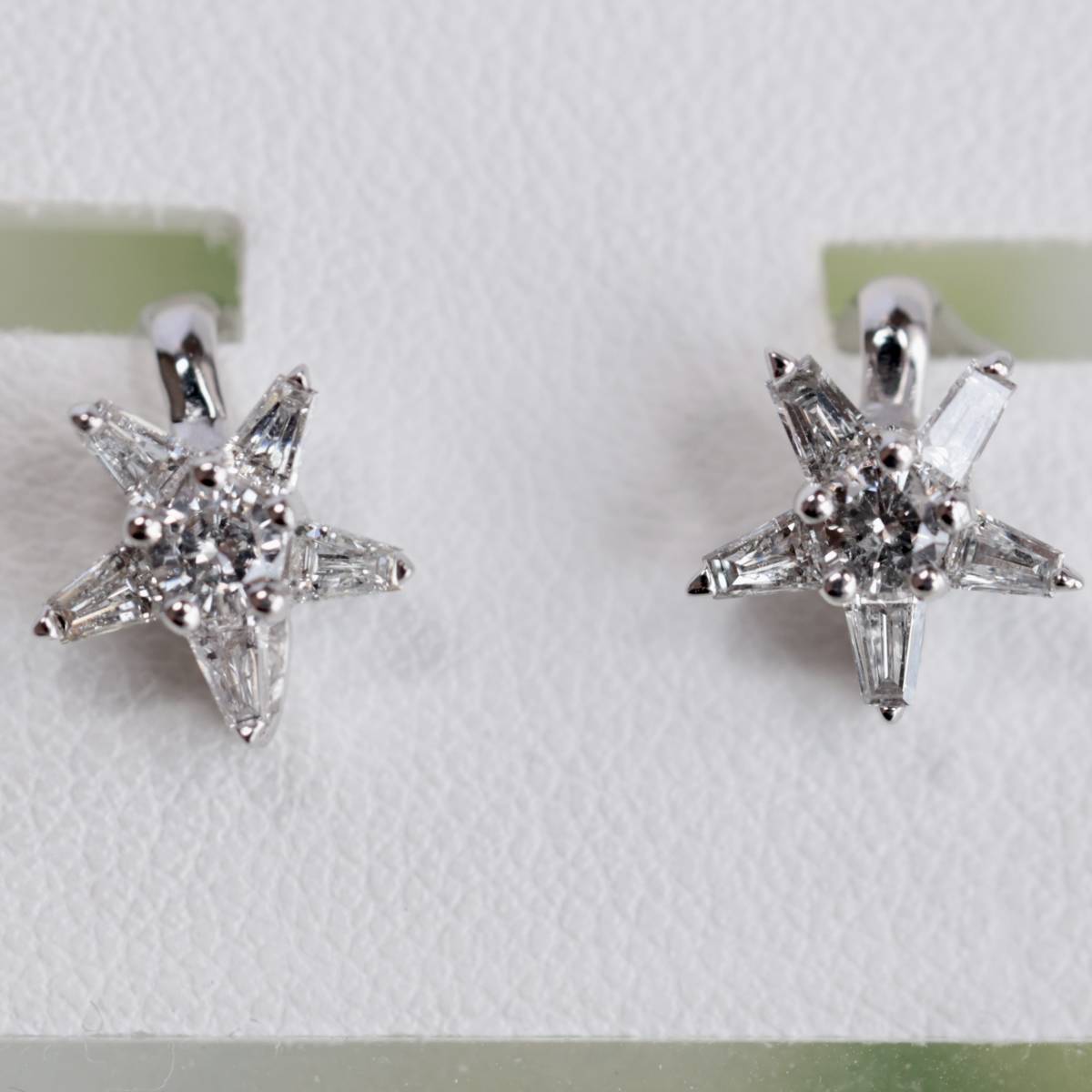 新着商品 クリップ イヤリング ×2 0.295ct ダイヤモンド K18WG 750