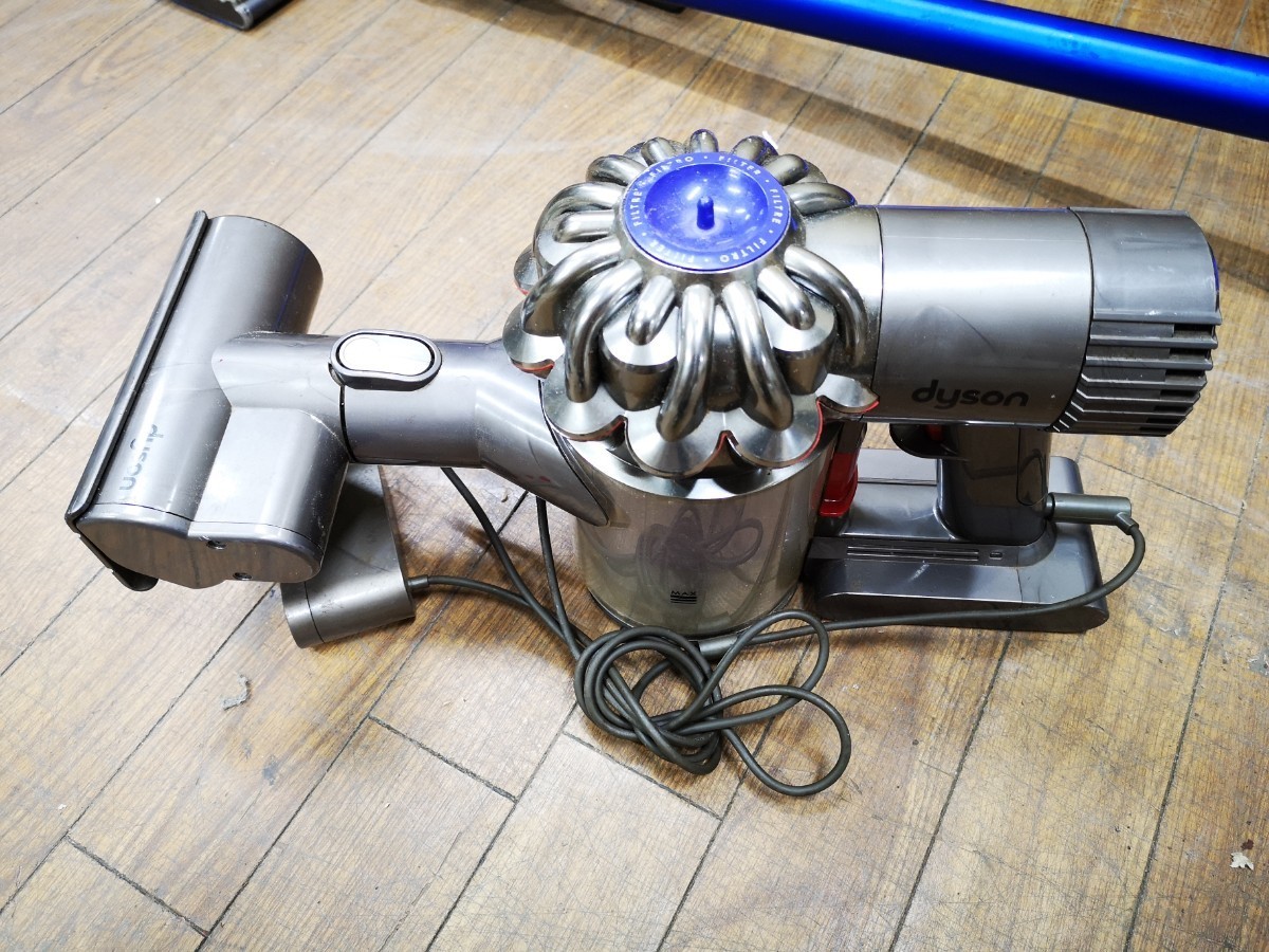 dyson V6 fluffy コードレス掃除機 ジャンク扱い_画像4