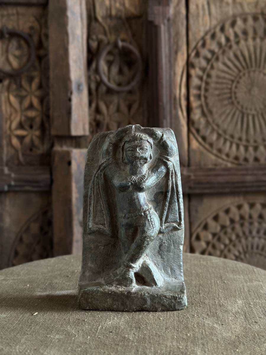 手彫り　天然石　石　石材　アンティーク　ヴィンテージ　オブジェ　置物　御守り　インド　インテリア　ディスプレイ　手彫り　神様