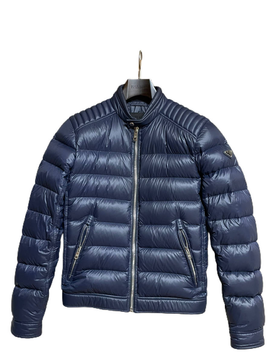 PRADA ダウンジャケット， ラグジュアリーで高い人気 - サイズ：46。暖かくファッショナブルなPRADAのアイコン的ダウンジャケット。