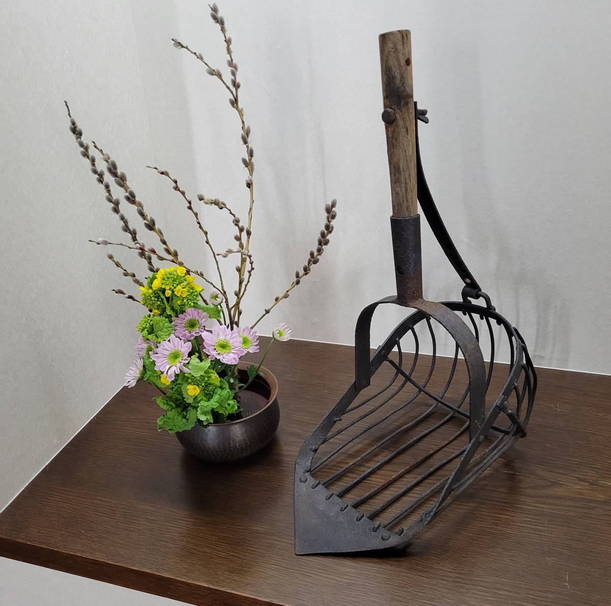 【何鹿の里】農具花生け・鋤簾と建水・２点セット（花器・鉄味・銅味）_画像2