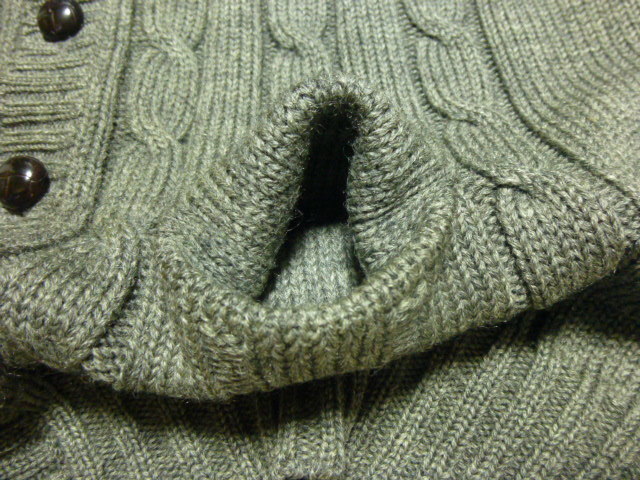 美品 ラルフローレン Ralph Lauren ニット製ベスト サイズL グレー単色のケーブル編み 革製包みボタン5個 フロントに2か所のポケット_ポケット内部
