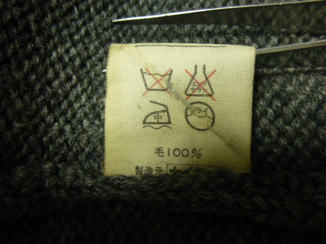 美品 ラルフローレン Ralph Lauren ニット製ベスト サイズL グレー単色のケーブル編み 革製包みボタン5個 フロントに2か所のポケット_画像9