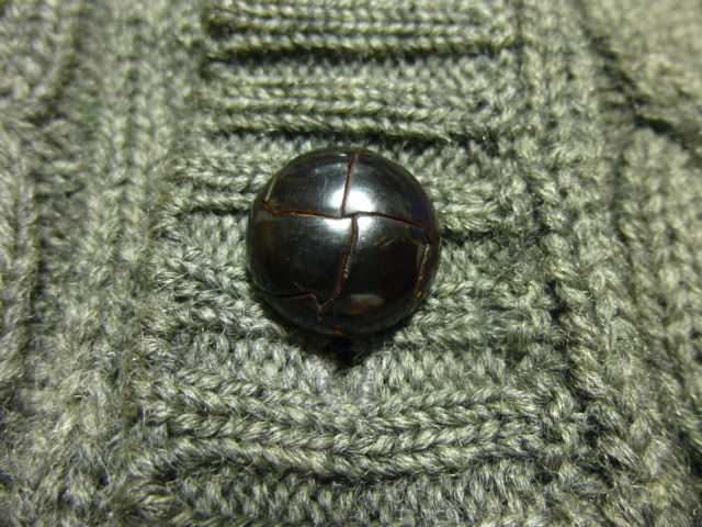 美品 ラルフローレン Ralph Lauren ニット製ベスト サイズL グレー単色のケーブル編み 革製包みボタン5個 フロントに2か所のポケット_革製包みボタン